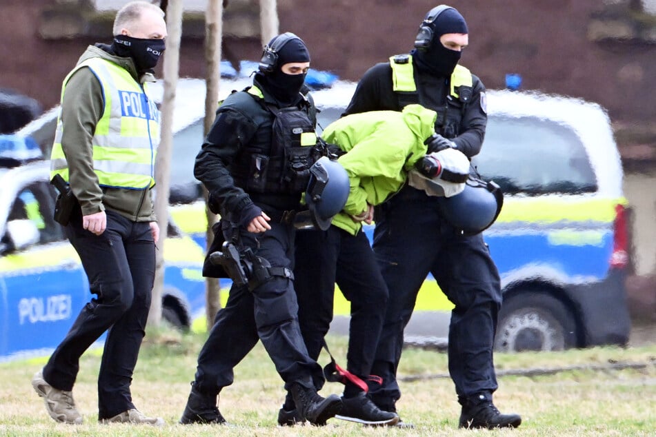 Schwer bewaffnete Polizisten bringen den 19-Jährigen zum Bundesgerichtshof in Karlsruhe.