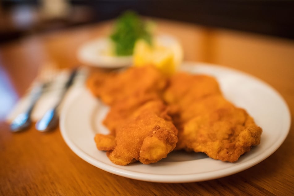 Die Bauarbeiter hatten sich mehrfach Schnitzel eingesteckt. Dann wurden sie ertappt. (Symbolbild)