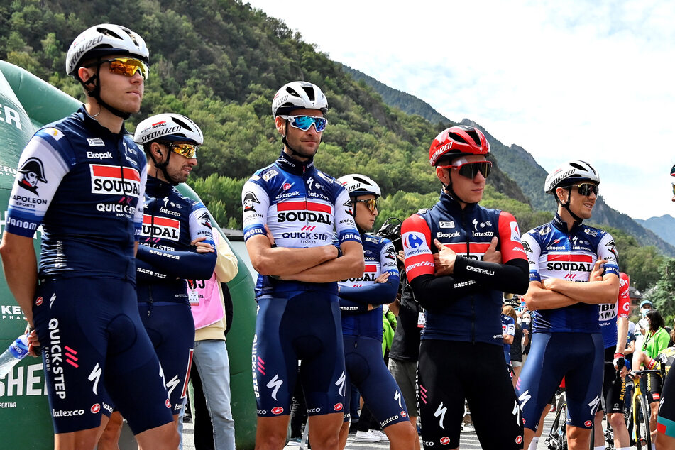 Remco Evenepoel (23, roter Helm) führt zwar das Rennen an, ist aber mit der Organisation bislang gar nicht zufrieden. (Archivbild)