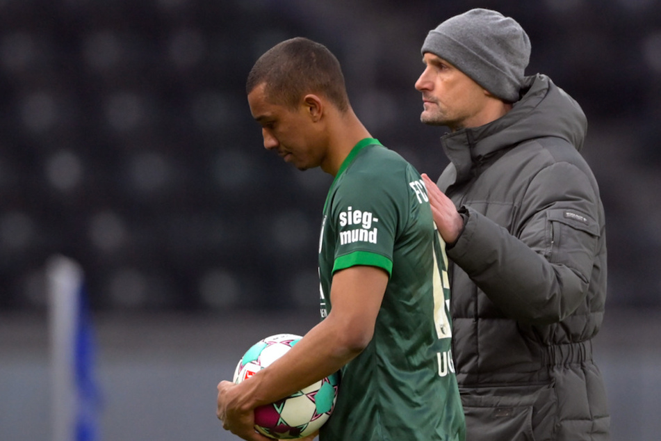Augsburgs Trainer Heiko Herrlich (49, r.) und Augsburgs Abwehrspieler Felix Uduokhai (23) im Stadion.