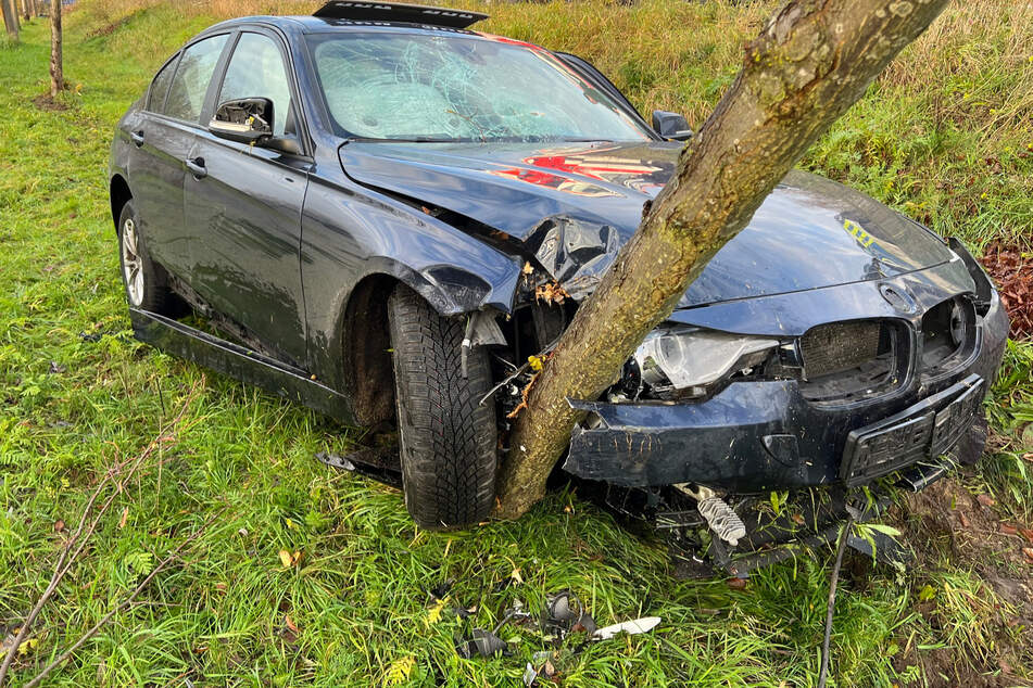 In Salzwedel war ein BMW frontal in einen Baum gerauscht.