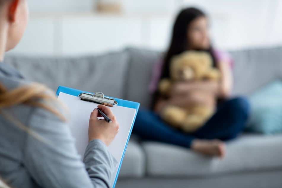 Gegen einen falschen Therapeuten wird nun wegen mutmaßlicher sexueller Übergriffe ermittelt. (Symbolbild)