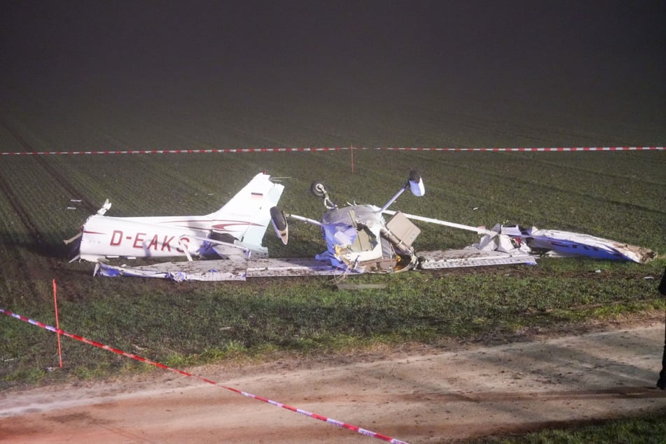 Das Wrack des Kleinflugzeugs landete auf einer Grünfläche.