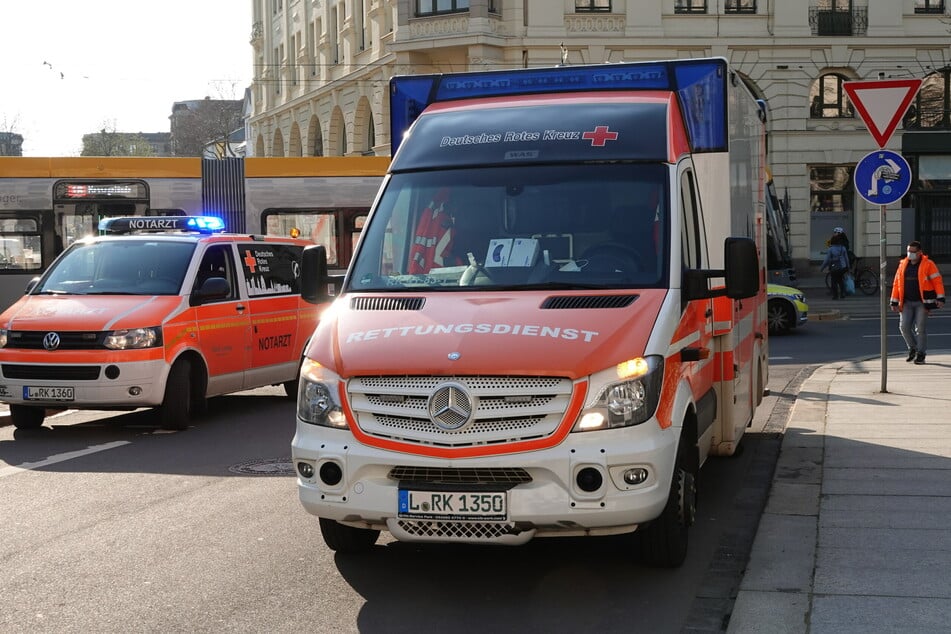 Notarzt und Rettungsdienst waren vor Ort. Wie schwer die Fußgängerin verletzt worden war, ist unklar.