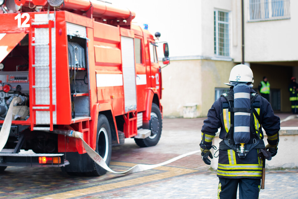 Die Feuerwehr hat mehrere Menschen aus einem brennenden Mehrfamilienhaus in Gevelsberg gerettet. (Symbolbild)