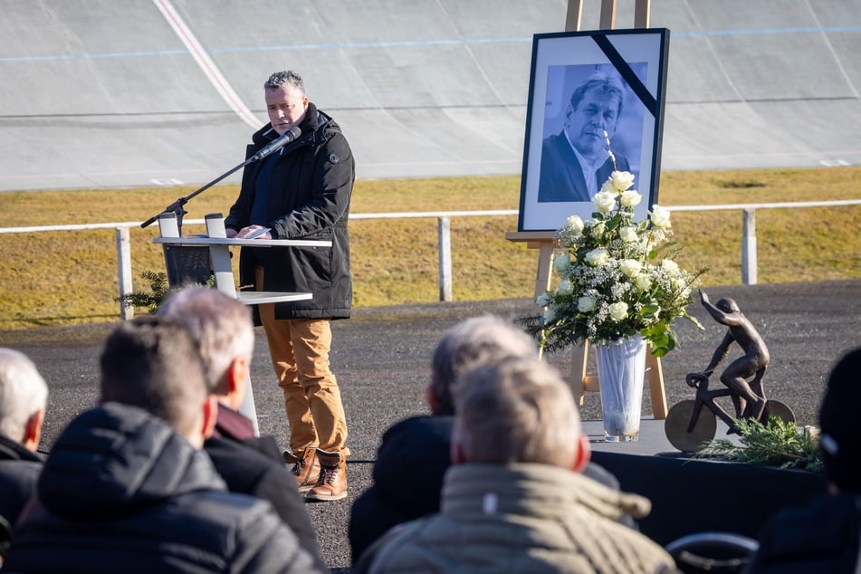 Bei der Trauerfeier wurde ein Bild von Michael Hübner (†65) in der Radrennbahn aufgestellt.