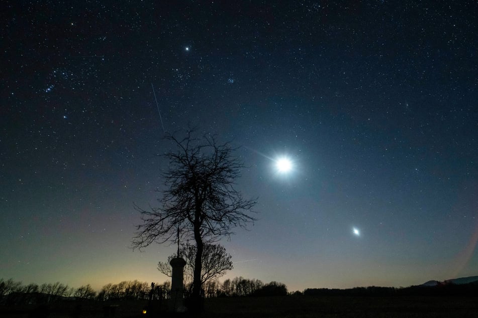 Die Planeten Jupiter (l.) und Venus wurden aktuell mehrfach am Himmel gesichtet und für UFOS oder andere außerirdische Dinge gehalten.