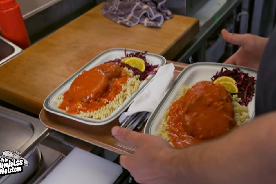 Der absolute DDR-Renner: Nudeln mit Tomatensoße und Jägerschnitzel.