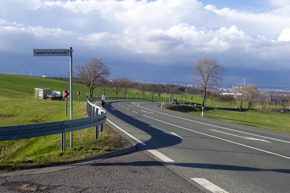 Bis einschließlich der Kreuzung mit der Berbisdorfer Straße/Landwirtschaftsstraße soll die Fahrbahn der Bundesstraße erneuert werden.
