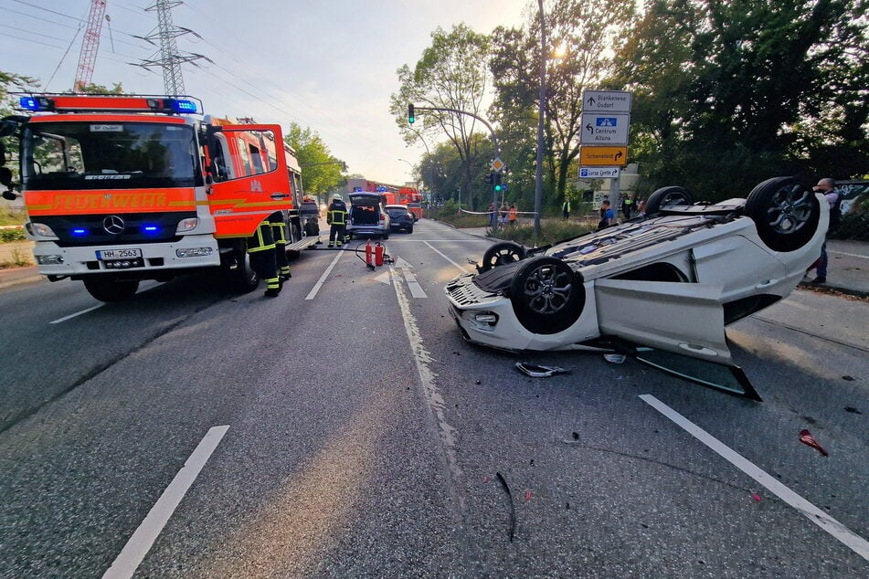 Rettungskräfte am Einsatzort auf der Luruper Hauptstraße.