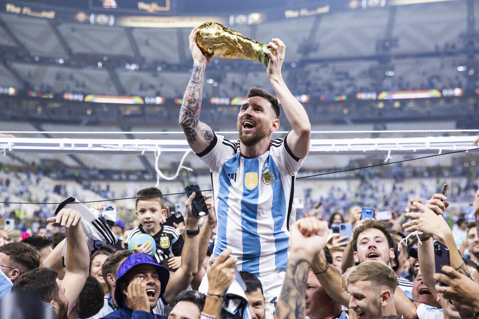 Diese Bilder gingen um die Welt: Ein lachender Lionel Messi (35) reckt den WM-Pokal in den katarischen Nachthimmel.