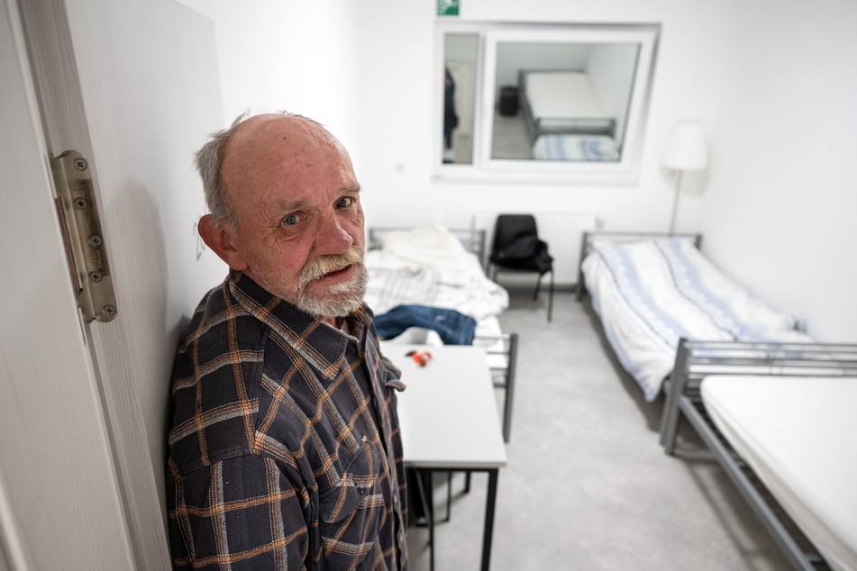 Peter Lahrius steht in der Tür zu seinem Zimmer im Fliednerhaus, der Wohnungslosenhilfe der Diakonie.