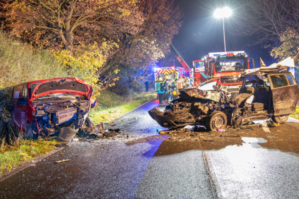 Auf der L213 in Brauweiler gab es einen schweren Frontal-Unfall mit fünf Verletzten.