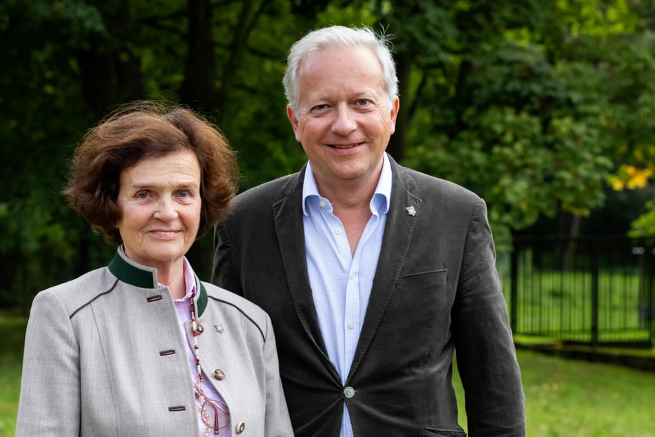 Moritz Freiherr von Crailsheim (57) und seine Mutter Cecilie Freifrau von Crailsheim (81), die ihren Großvater noch im Schloss besuchte.