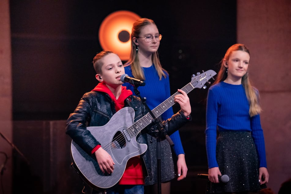 Levy (l.) tritt beim "The Voice Kids"-Battle gegen Sophia und Valentina an.