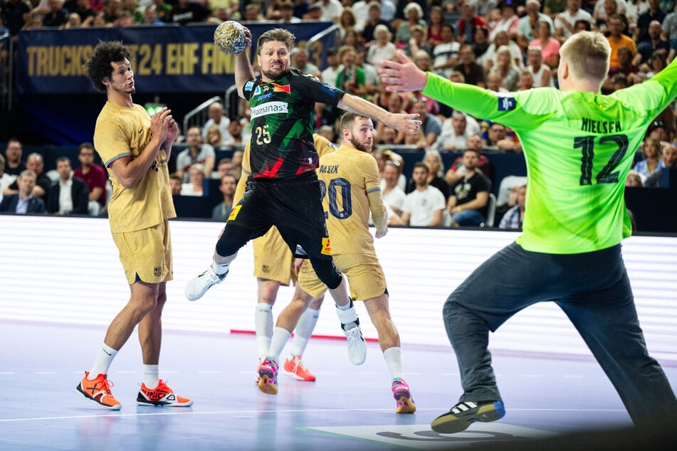 Der SCM kannte den Barca-Torwart Emil Nielsen (26, r.) noch aus dem letztjährigen Halbfinale. Der dänische Keeper zeigte am heutigen Donnerstagabend in der ersten Hälfte beeindruckende zehn Paraden.