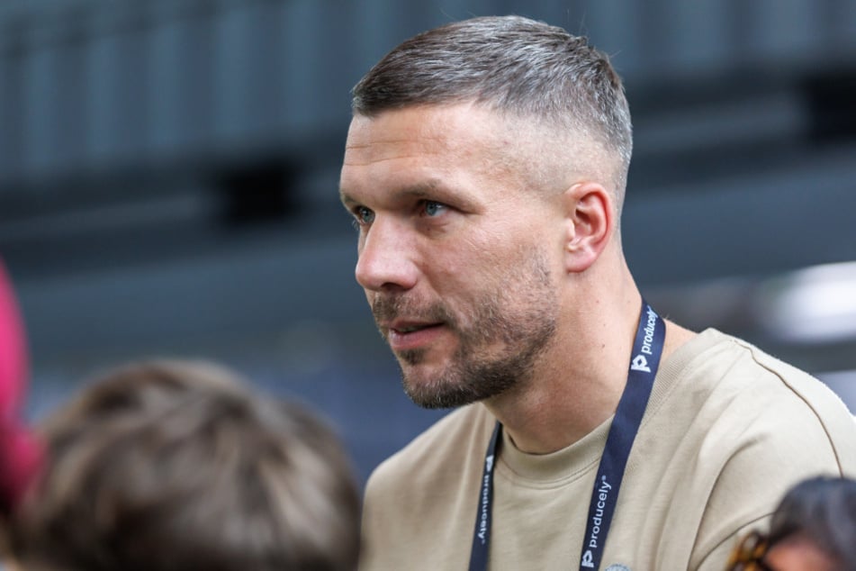 Lukas Podolski (40) und sein Team wollen die Schlagersängerin unbedingt auf der Bühne haben.
