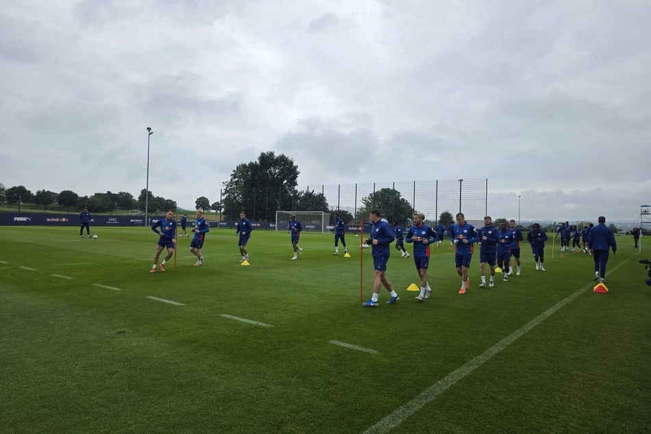 Mit leichter Verspätung startete RB Leipzig am Freitag in die Trainingseinheit.