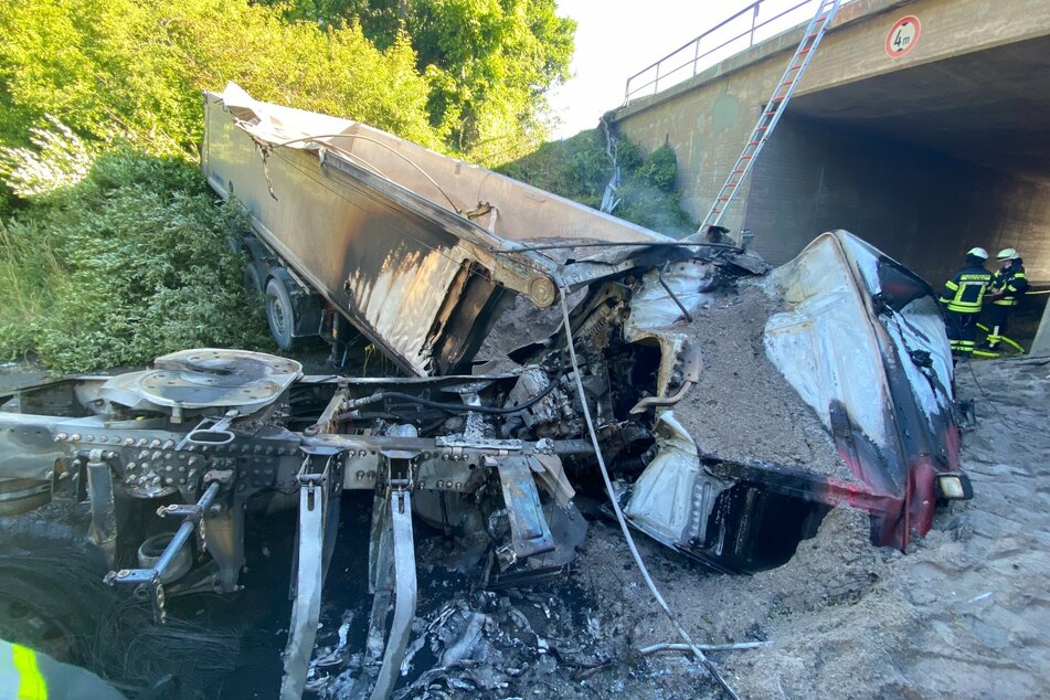 Unfall A44: Horror-Unfall auf der Autobahn: Lkw stürzt vier Meter in die Tiefe und fängt Feuer