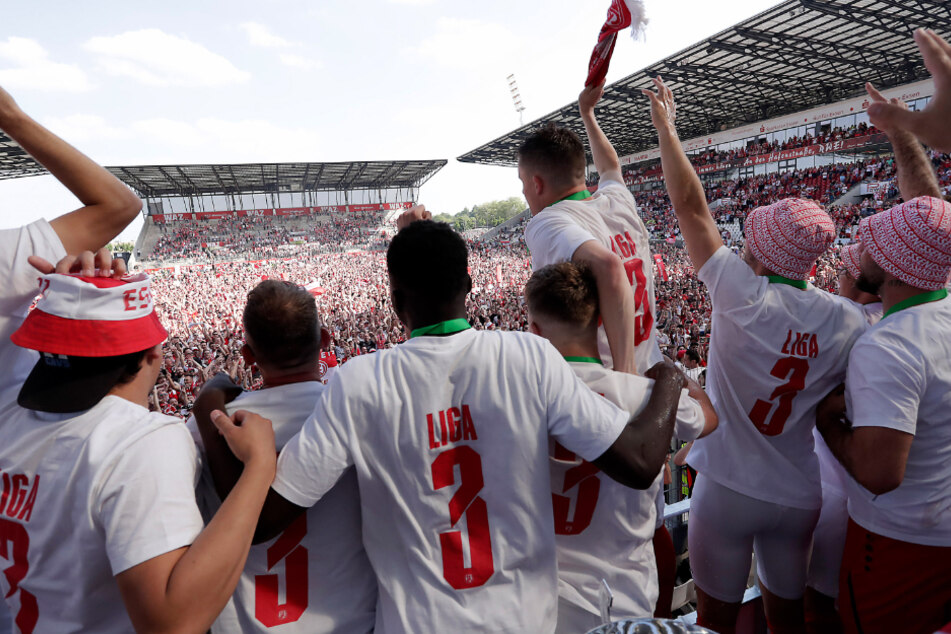 Am 14. Mai 2022 stieg Rot-Weiss Essen nach etlichen Jahren in der Regionalliga in die 3. Liga auf - und im "Stadion an der Hafenstraße" wurde gefeiert. (Archivfoto)