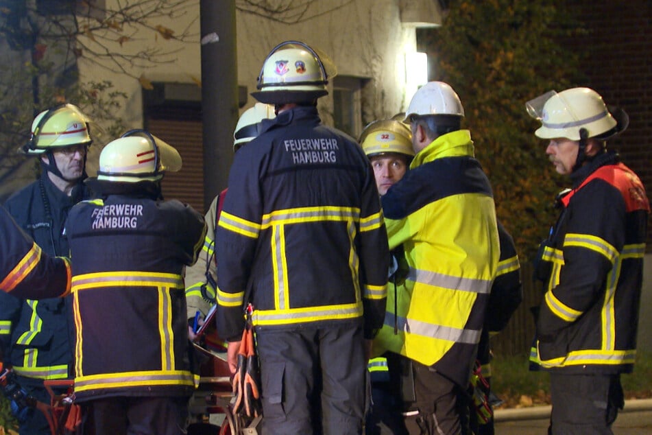 Die Hamburger Feuerwehr ist nach einem Gasaustritt in der Sülldorfer Landstraße im Einsatz.
