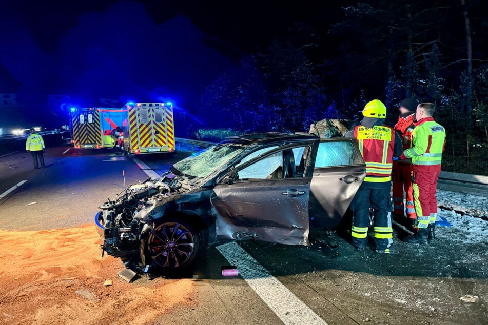 Die Feuerwehr sichert die Unfallstelle mit dem völlig zerstörten Hyundai.