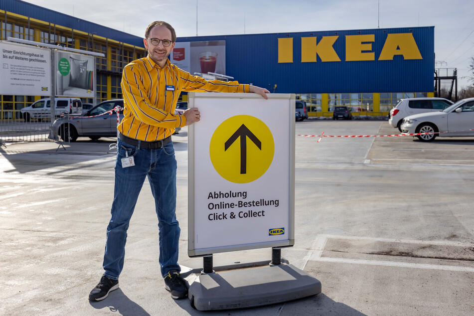 Alles ausgeschildert: Marktleiter Leo Steber (44) bietet auf dem IKEA-Parkplatz mehrere Abholmöglichkeiten.
