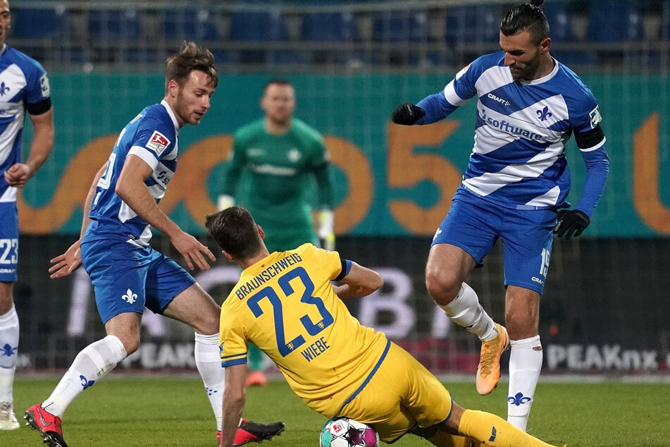 Die Lilien-Kicker Matthias Bader (l.) und Serdar Dursun im Duell mit Braunschweigs Danilo Wiebe.