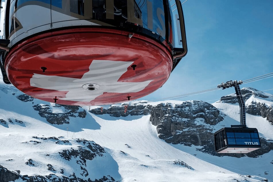 Über zwei Stunden lang musste die Pendelbahn "Titlis Connect" (r.) eine Zwangspause einlegen. Die parallel verlaufende Bahn "Titlis Rotair" war aufgrund von Wartungsarbeiten außer Betrieb.