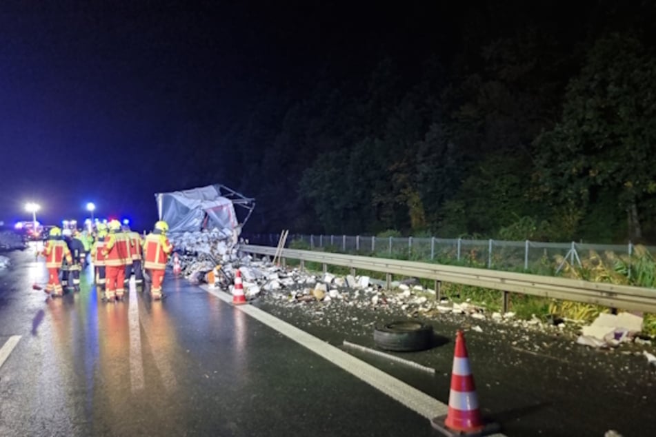 Der Truck kippte um - seine Ladung landete auf der Autobahn.