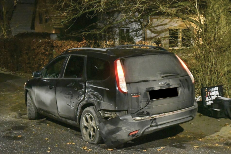 In Oststeinbek sei der Flüchtige schließlich durch Zivilkräfte gestoppt worden. Das Fluchtauto, wie auch ein ziviler Streifenwagen, seien dabei stark beschädigt worden.