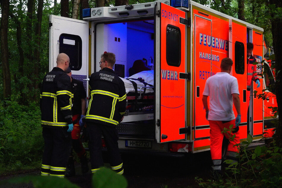 Die Leiche des Mannes wurde von Rettungskräften in einen Rettungswagen gebracht.