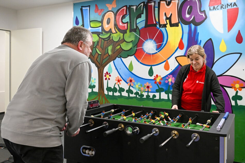 Neben festen Ritualen sind die Gruppenstunden sehr abwechslungsreich: "Wir kochen manchmal, basteln viel, kickern und im Sommer gehen wir viel raus", so Claudia Worch.