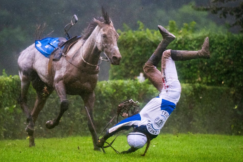Schon bei der Qualifikation für die diesjährige Velká Pardubická kam es zu schweren Stürzen, wie hier bei Tereza Polesná und ihrem Pferd Royal. Gino.
