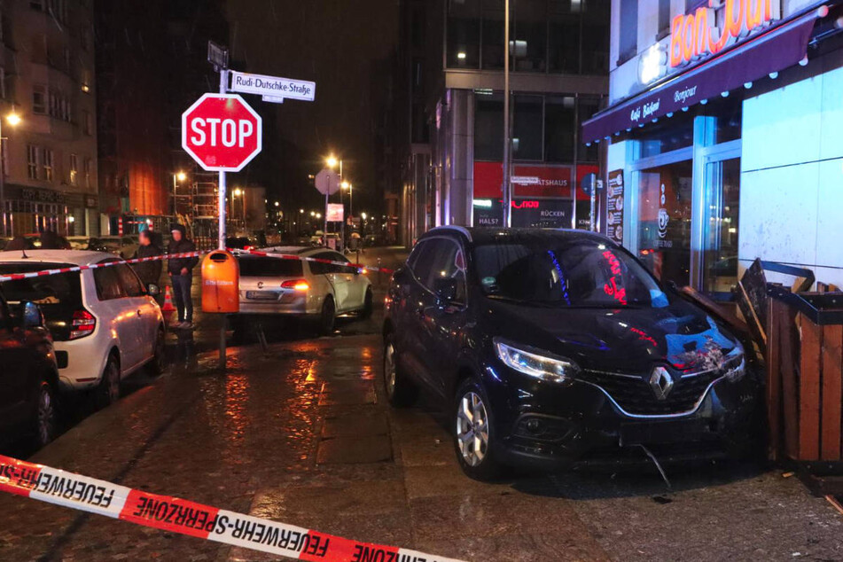 Renault kracht bei Kreuzungs-Crash in Café: Schwangere Beifahrerin (30) verletzt