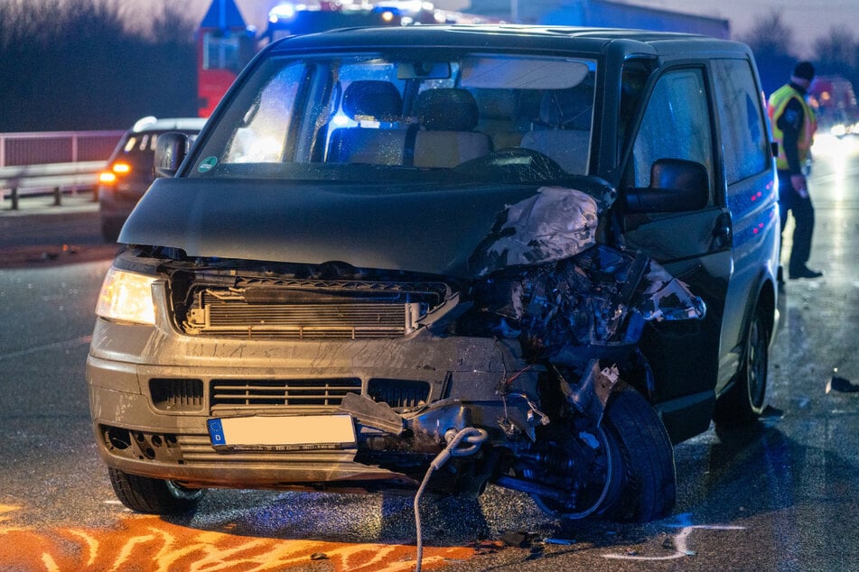 Der VW-Transporter raste ungebremst in einen Skoda hinein.