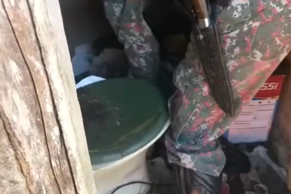 Hinter dem Toilettenbecken fanden die Militärpolizisten einen misshandelten Pudel.