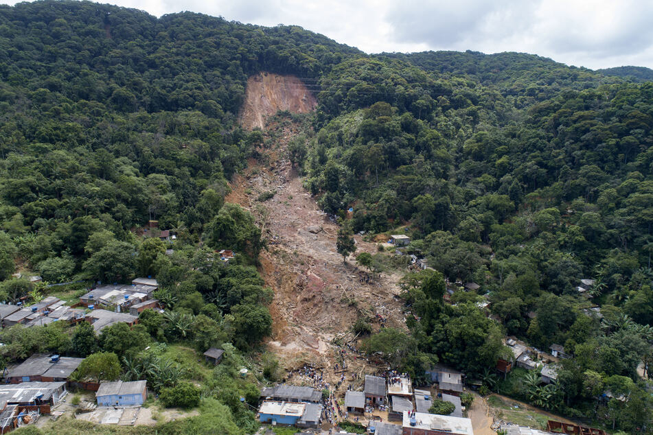 Blick auf einen Berghang in Guaruja, wo es durch schwere Regenfälle eine Schlammlawine verursacht wurde.
