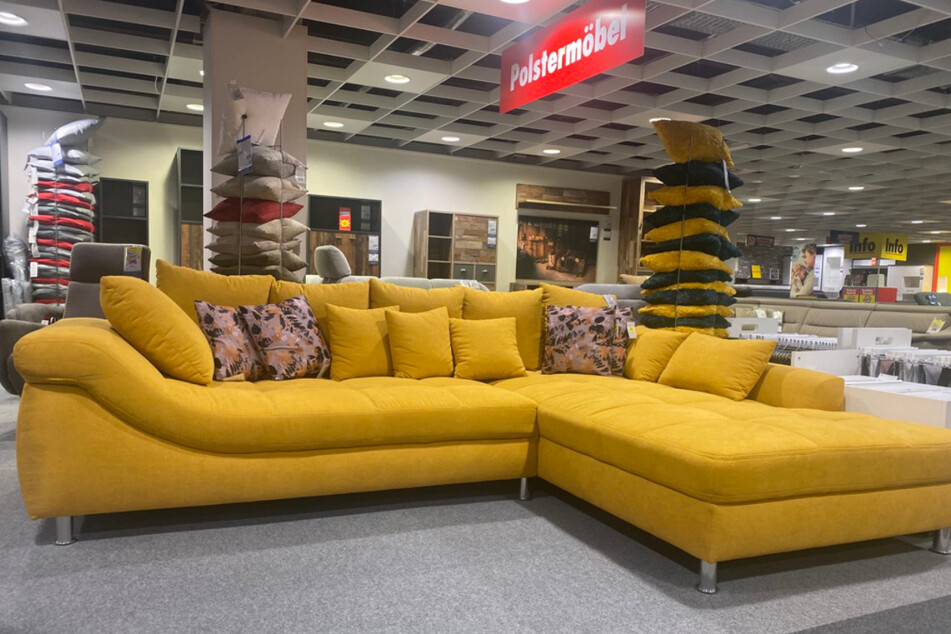 Diese gelbe Couch gibt's hier gerade super günstig