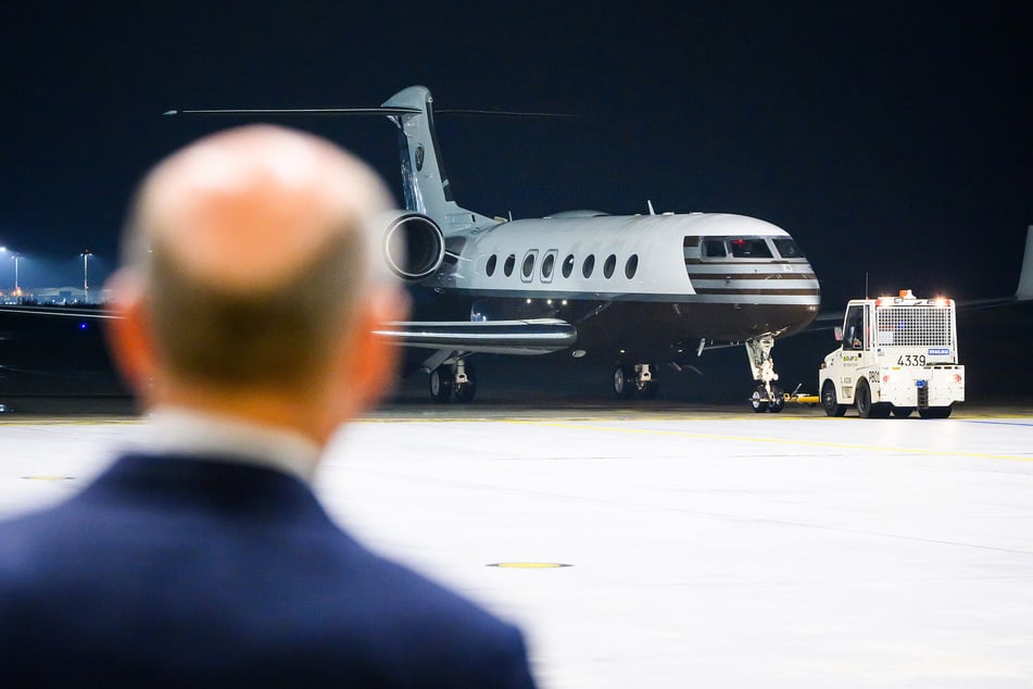 Bundeskanzler Olaf Scholz (66, SPD) empfängt die Maschine mit den Freigekommenen am Kölner Flughafen.