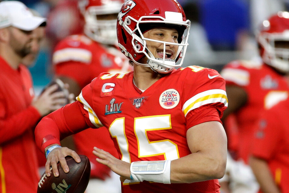 Patrick Mahomes wird auch in Zukunft für die Kansas City Chiefs spielen und bekommt dafür ein fürstliches Gehalt.