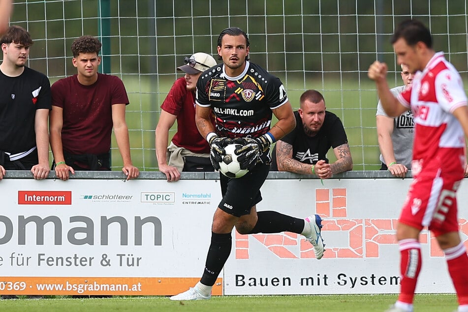 Tim Schreiber (24, l.) nimmt die Konkurrenzsituation im SGD-Tor gelassen. Beim Test gegen den Grazer AK hatte er wenig zu tun, leistete sich aber auch keinerlei Fehler.