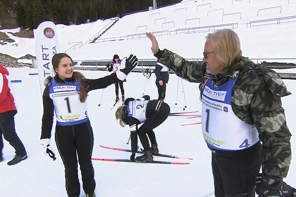Im Winterurlaub in Südtirol kommt es zum familieninternen Biathlon-Duell. Behalten Robert Geiss (58, r.) und seine Tochter Davina (18, l.) am Ende die Nase vorn?