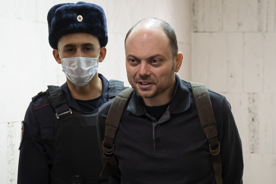 Der prominente russische Kremlgegner Wladimir Kara-Mursa (41,r) ist wegen Hochverrats zu 25 Jahren Haft verurteilt worden.