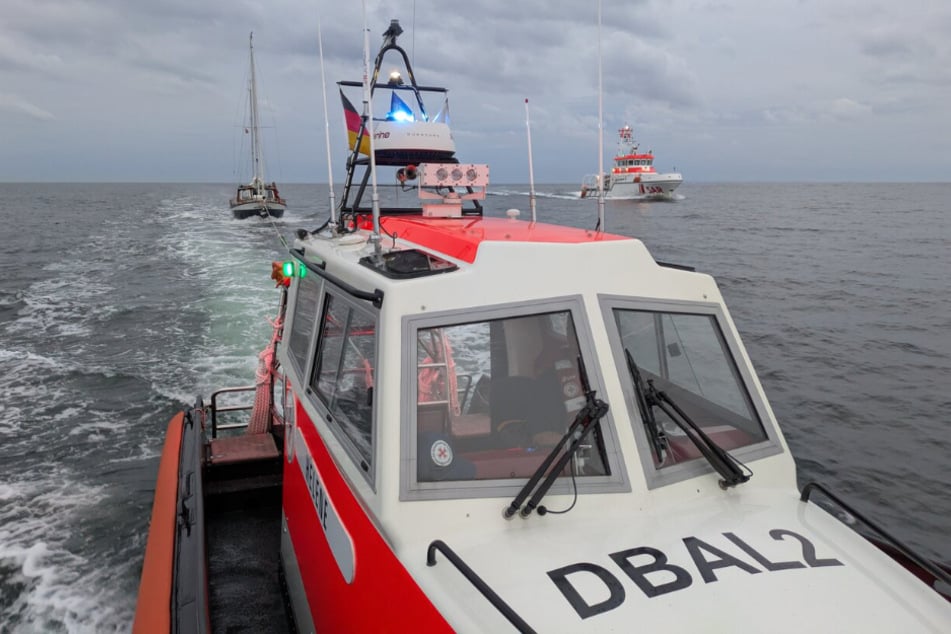 Die Seenotretter wurden südöstlich der Insel Fehmarn fündig und schleppten die manövrierunfähige Jacht nach Burgstaaken.