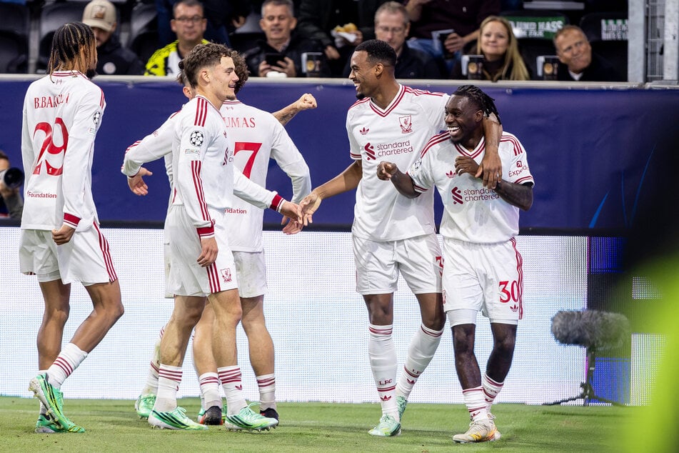 Drei Tage nach der Pleite gegen Man City musste Liverpool mit Florian Wirtz (2.v.l.) am Mittwochabend beim LASK ran - dank Kirschsaft kein Problem für den Deutschen.