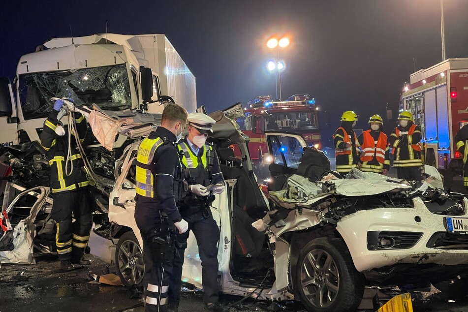 Ein Lkw-Fahrer hat am Donnerstag auf der A1 bei Kamen einen tödlichen Auffahrunfall verursacht. Zwei weitere Menschen wurden lebensgefährlich verletzt.