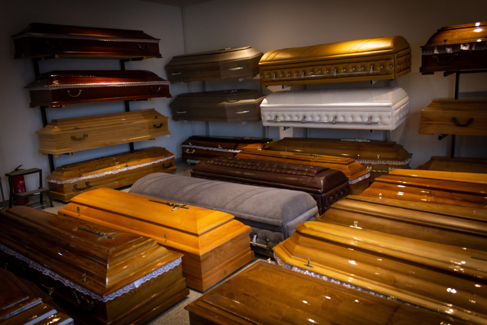 Schrecklich: Hunderte Leiche verrotten in dem Bestattungsunternehmen. (Symbolbild)