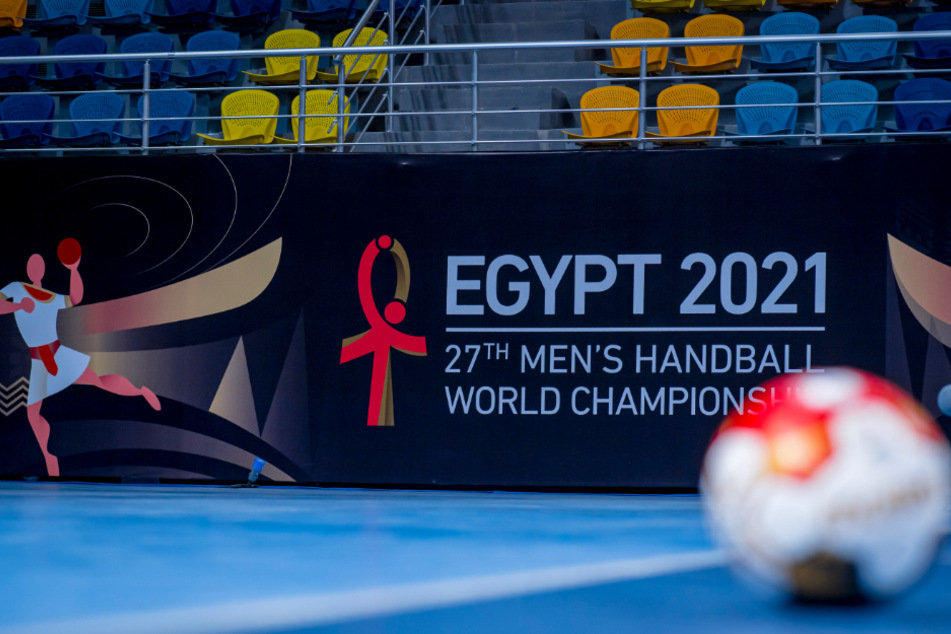 Kairo: Das Signet der Handball WM in Ägypten ist in der "Hassan Moustafa Sport Halle" an der Tribüne angebracht. Die deutsche Handball-Nationalmannschaft absolvierte ihre erste Trainingseinheit bei der Handball Weltmeisterschaft in dieser Halle.