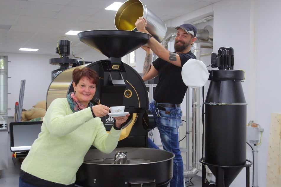 Der ganze Stolz von Ines Kreher (58, l.) und Steve Richter (38) ist der Elektro-Trommelröster.